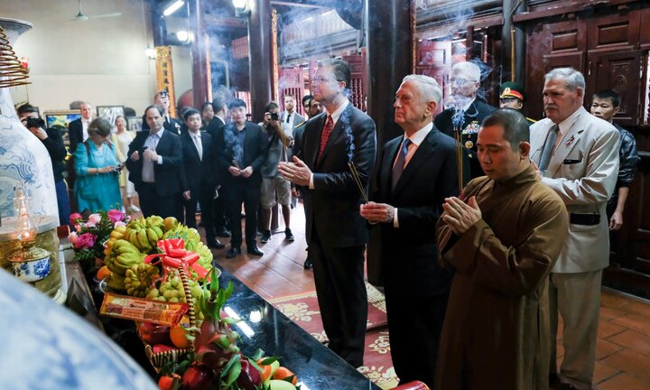 Bộ trưởng Quốc phòng Mỹ James Mattis thăm và dâng hương ở Chùa Trấn Quốc