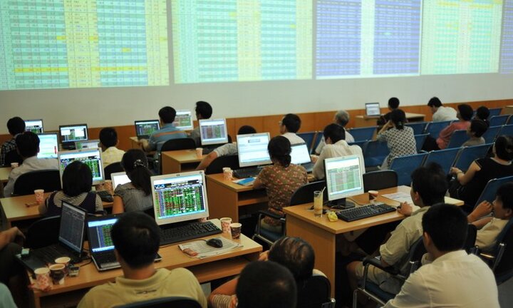 Ngày chứng khoán 'điên cuồng': Ông Trịnh Văn Quyết mất 2.450 tỷ đồng, bà Phương Thảo ẵm 2.200 tỷ