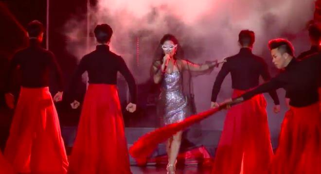 Diva Hồng Nhung xin lỗi Sơn Tùng M-TP vì quên lời khi hát 'Lạc trôi'