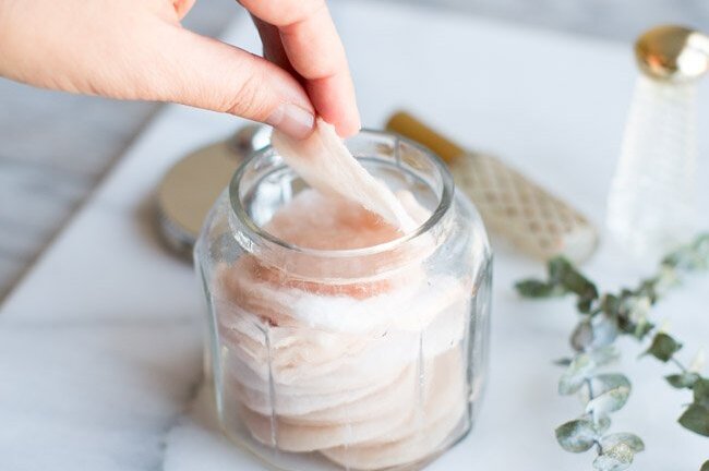 Lau sạch mồ hôi dính nhớp bằng công thức khăn lau nước hoa hồng tự chế