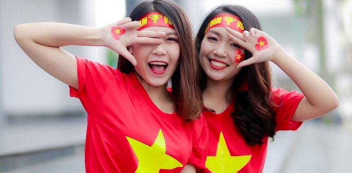 Bộ ảnh ‘tiếp lửa’ cho tuyển U23 Việt Nam của 2 nữ sinh xinh đẹp ĐH Quốc gia Hà Nội