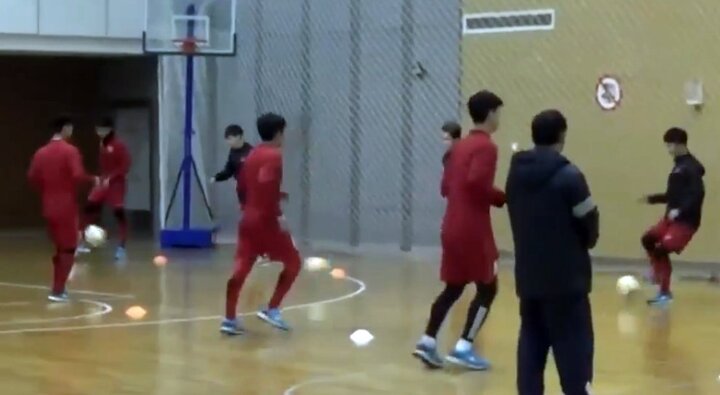 Video: Trời mưa tuyết lạnh giá, U23 Việt Nam phải tập luyện trong nhà