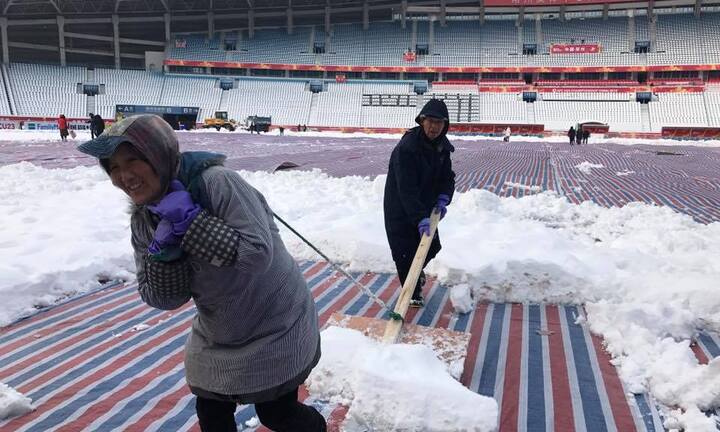 Trung Quốc điều máy xúc dọn tuyết, quyết không hoãn trận U23 Việt Nam vs U23 Uzbekistan