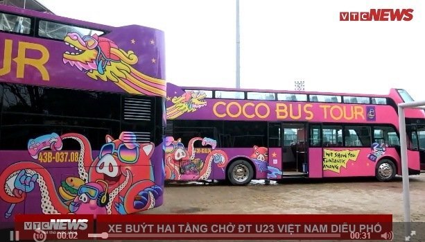 Clip: Xe buýt hai tầng chở U23 Việt Nam diễu phố đã về trụ sở VFF