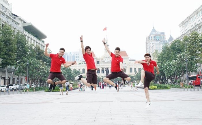 Nhóm Vmusic cổ vũ hết mình cho đội tuyển bóng đá U23 Việt Nam