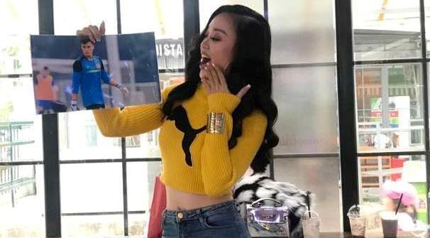 Người đẹp Hải Thu sang tận Trung Quốc, cổ vũ chung kết U23 Việt Nam - U23 Uzbekistan