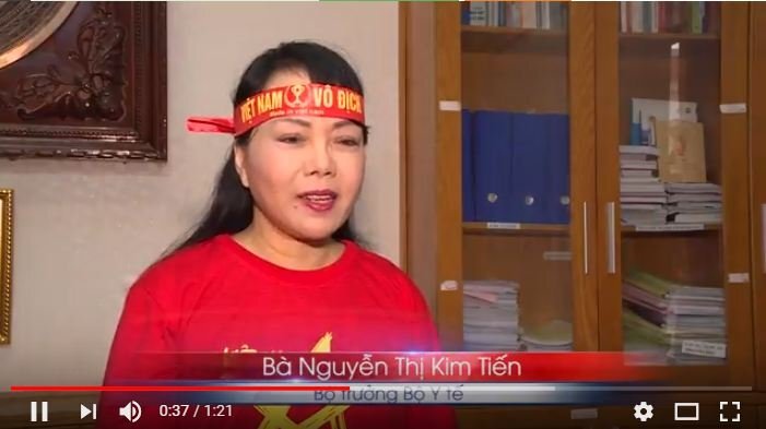 Bộ trưởng Y tế mặc áo cờ đỏ sao vàng quay clip cổ vũ U23 Việt Nam