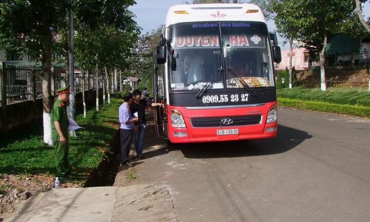 Mâu thuẫn, nhóm thanh niên ném đá vỡ kính rồi xịt hơi cay vào trong xe khách