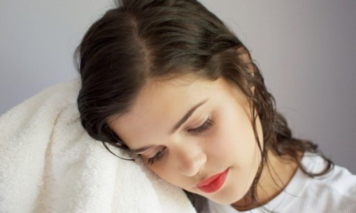 Cô gái bỗng dưng liệt nửa mặt, méo miệng vì để tóc ướt khi ngủ