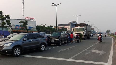 Xe tải tông liên hoàn 3 ô tô đang chờ đèn đỏ