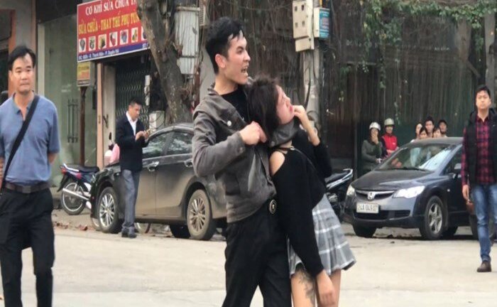 Clip: Giải cứu cô gái bị kẻ 'ngáo đá' kề dao khống chế giữa phố