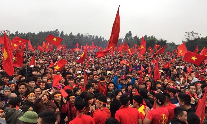 Hàng nghìn người kéo về sân bóng trước nhà Quang Hải cổ vũ U23 Việt Nam