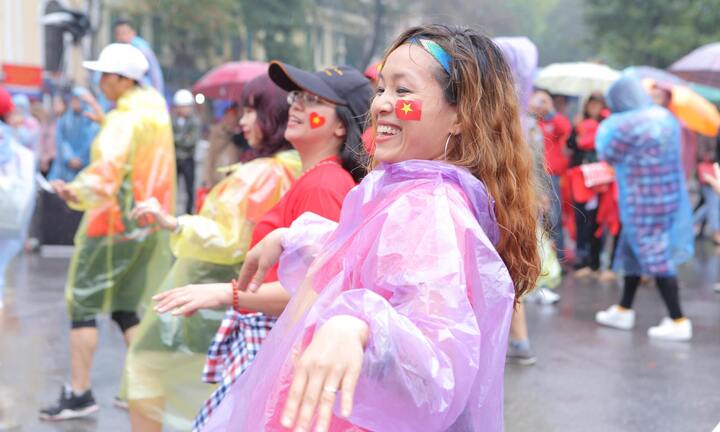 Màn trình diễn flasmob đẹp mắt của hàng trăm cổ động viên Việt Nam bên Hồ Gươm