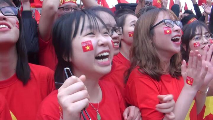 Clip: Hàng vạn CĐV hô vang tên Quang Hải sau tuyệt phẩm gỡ hòa