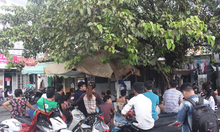 Dân khu 'ổ chuột' giữa quận 'giàu' nhất Sài Gòn nghỉ làm, ở nhà cổ vũ bóng đá