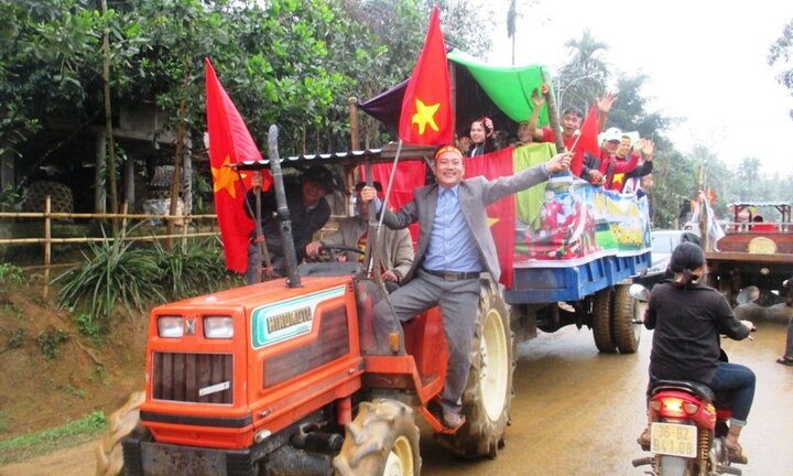 Cả làng hát mừng sinh nhật thủ môn Tiến Dũng sau trận chung kết