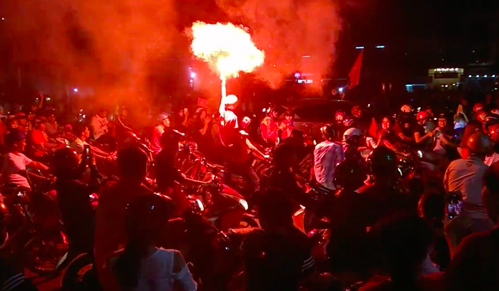 Video: Đốt pháo sáng mừng U23 Việt Nam, nam thanh niên bị cảnh sát bắt giữ