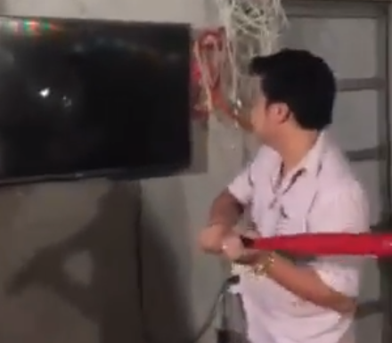 Fan cuồng Hà Nam đập nát tivi khi đội tuyển U23 Việt Nam thua ở những giây cuối cùng