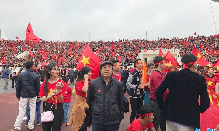 Chủ biên chương trình môn Ngữ văn mới: ‘Tôi ra SVĐ Mỹ Đình để xem lòng yêu nước’