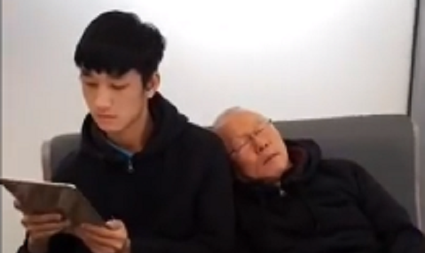 Clip: HLV Park Hang Seo tựa đầu ngủ trên vai học trò như 2 bố con ở sân bay