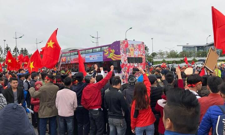 Ngay từ đêm, hàng trăm cổ động viên chờ đón U23 Việt Nam tại sân bay Nội Bài