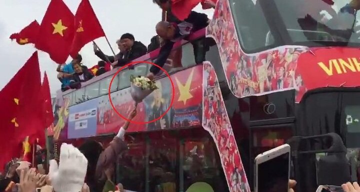 Clip: HLV Park Hang Seo rướn người hết cỡ, vươn tay đón hoa từ nữ CĐV