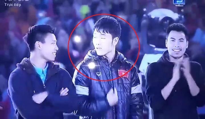 Khoảnh khắc Xuân Trường ngơ ngác cực đáng yêu đang được dân mạng rần rần chia sẻ