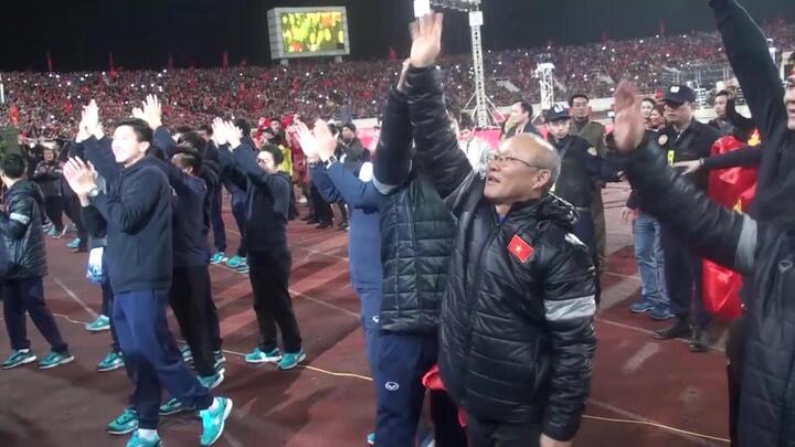 Video: Thầy Park và toàn đội U23 đi 1 vòng sân Mỹ Đình chào khán giả