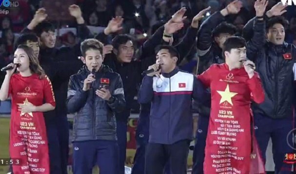 U23 Việt Nam thể hiện giọng hát ấn tượng cùng ca sĩ Việt tại Mỹ Đình