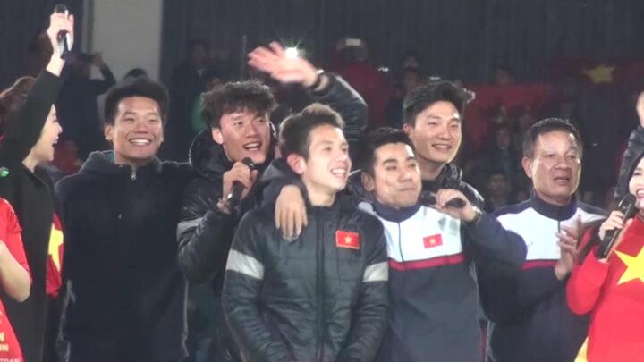 Video: Hồng Duy và các tuyển thủ U23 hát vang 'Niềm tin chiến thắng'