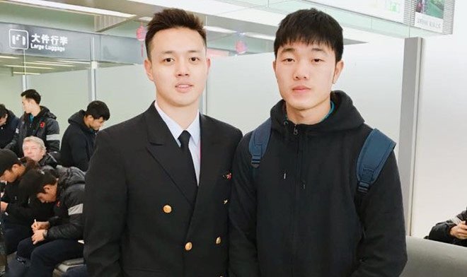 Cơ trưởng điển trai chụp ảnh với Lương Xuân Trường là ai?