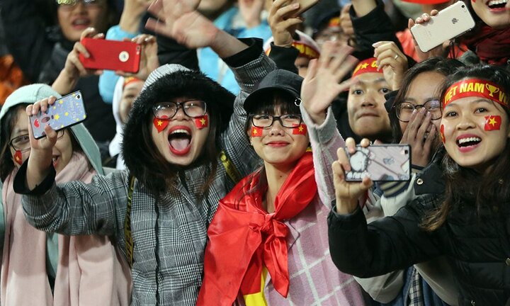 Người hâm mộ gào thét, bật khóc khi thấy U23 Việt Nam