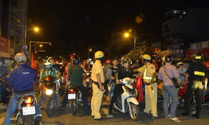 Tạm giữ hàng trăm phương tiện vi phạm khi 'đi bão' cổ vũ U23 Việt Nam