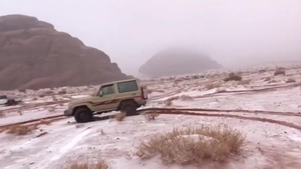 Video: Thời tiết thất thường, tuyết rơi trắng xóa sa mạc ở Ả Rập Xê út