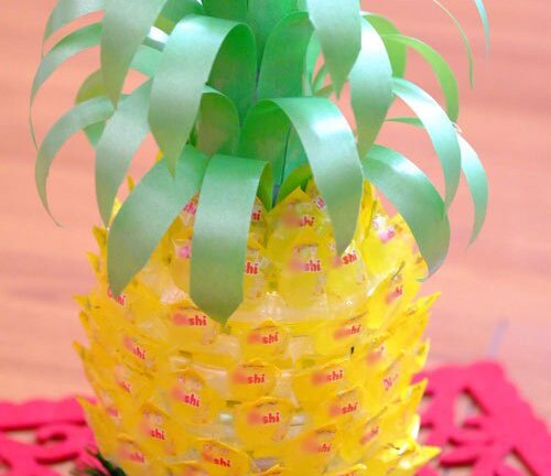 Cách làm quả dứa bằng kẹo Oishi bày bàn thờ Tết cực đẹp