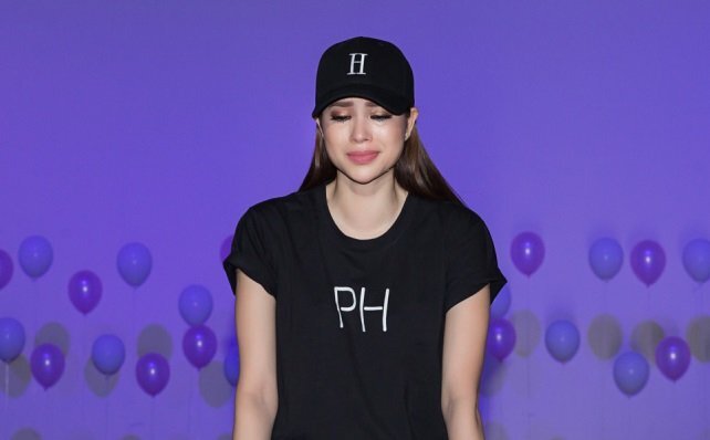 Phạm Hương bật khóc nức nở khi đọc thư của fan hâm mộ