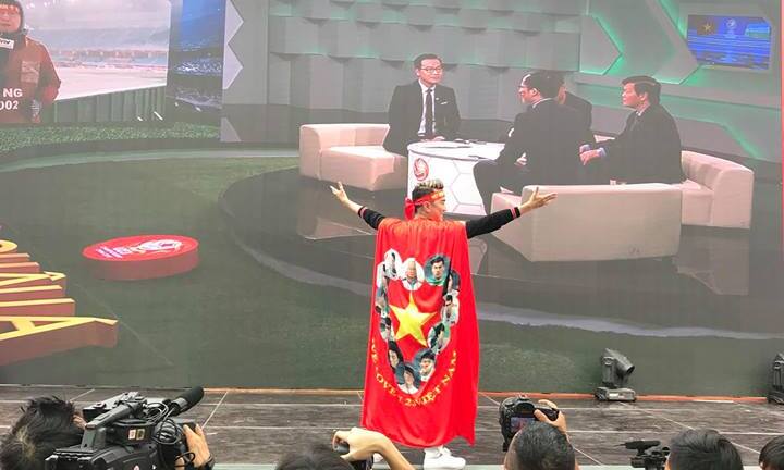 Mr Đàm đáp trả thẳng tưng sau khi bị Tùng Leo 'đá xéo' vì làm lố, ăn theo U23