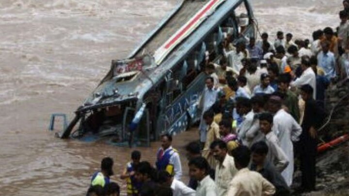 Video: Xe buýt lao xuống sông, 36 người thiệt mạng