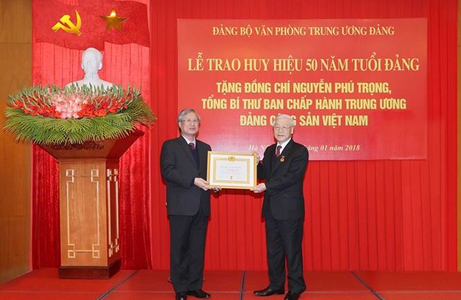 Tổng Bí thư Nguyễn Phú Trọng nhận Huy hiệu 50 năm tuổi Đảng
