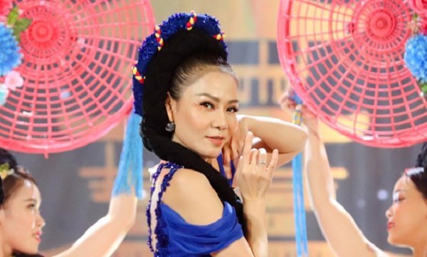 Thu Minh khoe đường cong gợi cảm, múa hát điêu luyện trong tà áo tứ thân