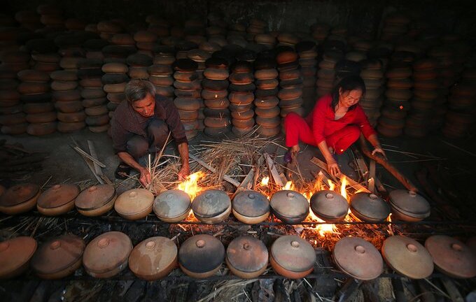 Video: Mục sở thị kho cá niêu đất ngon nức tiếng ở làng Vũ Đại
