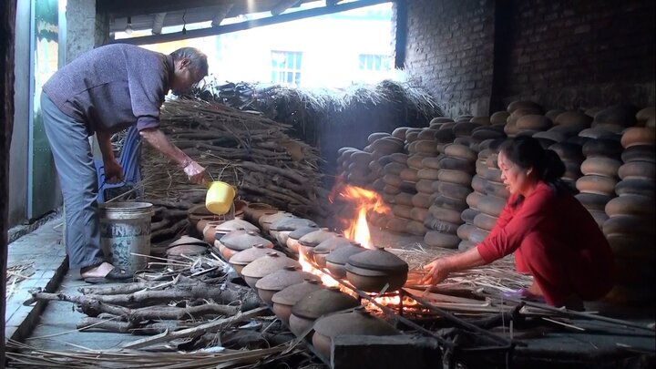 Ảnh: Dân làng Vũ Đại tất bật nhóm bếp kho cá phục vụ Tết