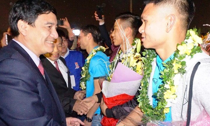 Nghệ An: Dòng người ken đặc đón các cầu thủ U23 Việt Nam