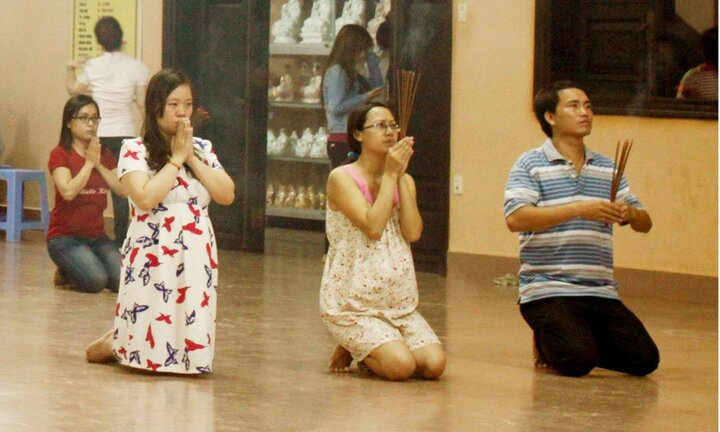 Bà bầu có nên đi chùa, đền miếu trong dịp Tết hay không?