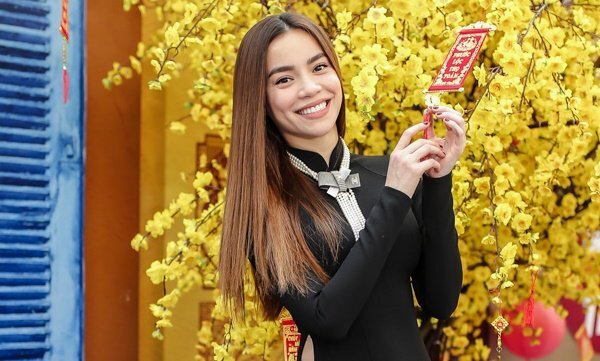 Hồ Ngọc Hà diện áo dài dịu dàng, rạng rỡ bên đàn anh Long Nhật