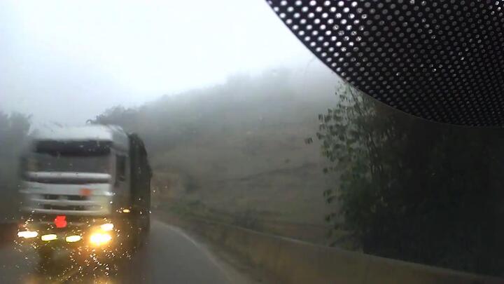 Clip: Container vượt ẩu kiểu 'giết người', suýt gây họa trên đèo mù sương
