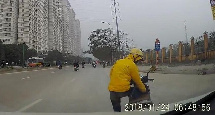 Clip: Người phụ nữ hồn nhiên dừng xe, tắt máy giữa đường khiến ô tô phanh dúi dụi