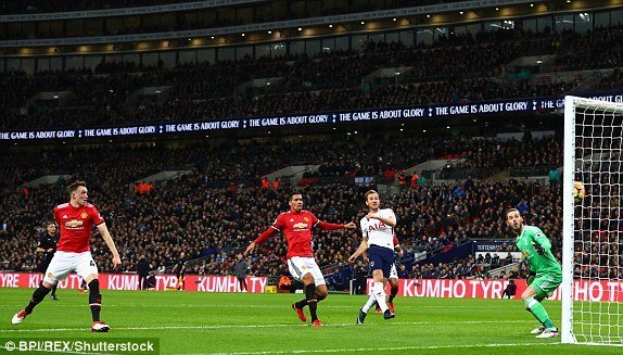 Có Alexis Sanchez, MU vẫn đại bại trước Tottenham