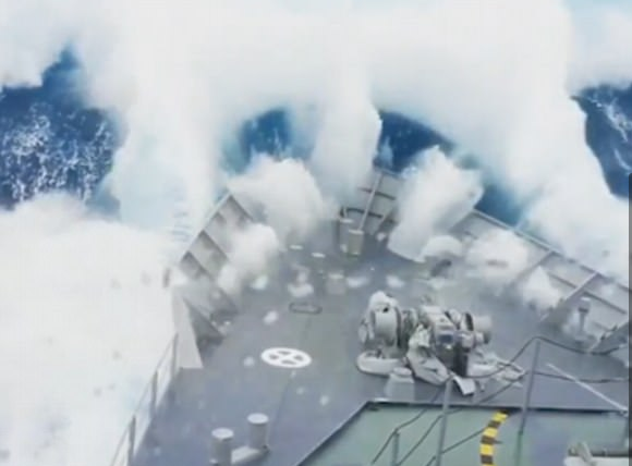 Video: Thót tim xem chiến hạm New Zealand bị sóng khổng lồ nuốt chửng