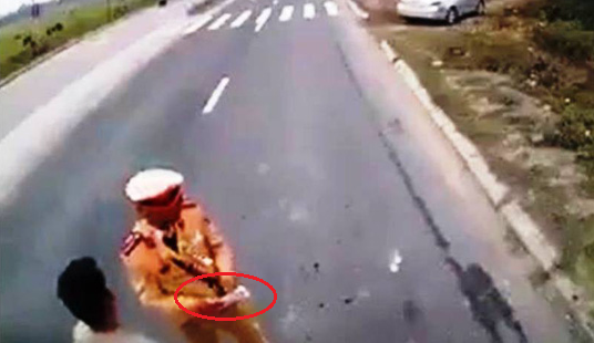 Điều chuyển khỏi lực lượng CSGT cán bộ dẫm lên vật nghi là tiền ở Hà Nam